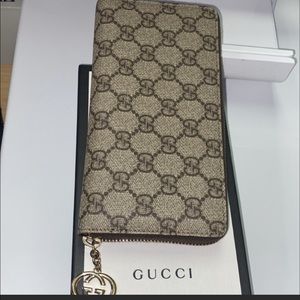 NEW.  Gucci zip wallet